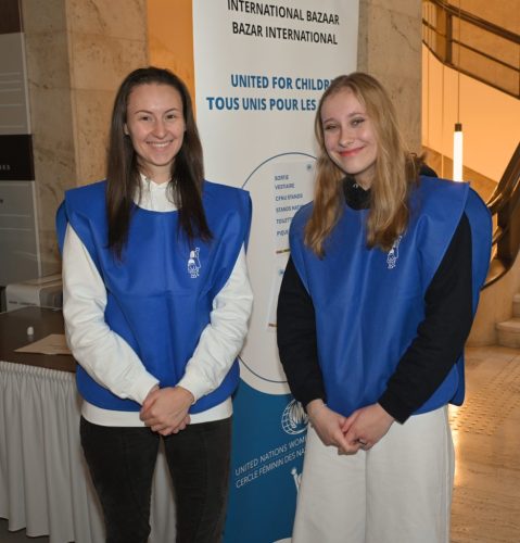 DSC3282-Volunteer-Students-2-982x1024